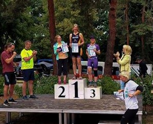 Kerstin Kiele auf dem Podest beim Kallinchen Triathlon